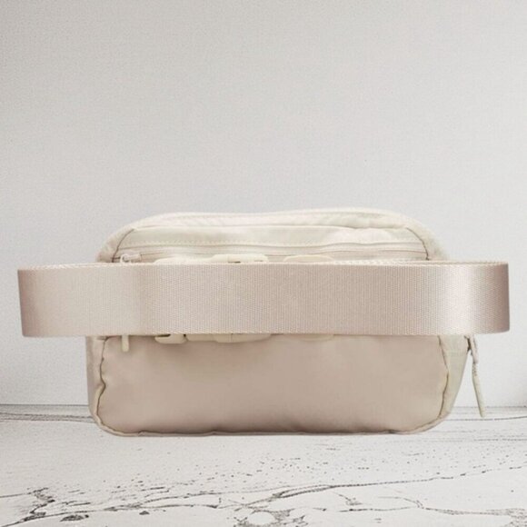 RARE! NEW Lululemon Everywhere Belt Bag (1L) - WHITE OPAL - Unisex Minimalist - Picture 8 of 11